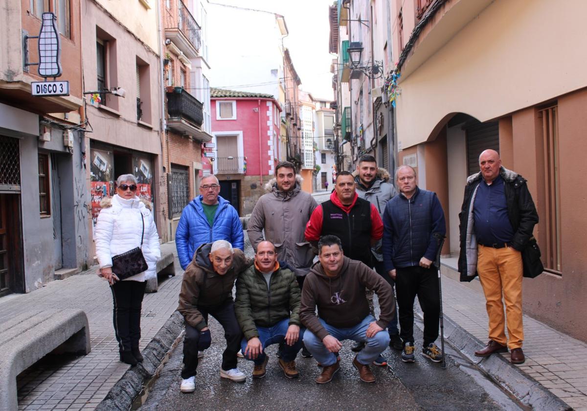 Gran parte de los dueños de los bares posan en la calle Villegas, principal vía de La Zona.