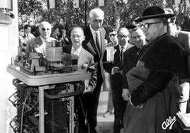 El obispo Abilio del Campo y de la Bárcena, en una exposición de la Escuela de Peritos Industriales.