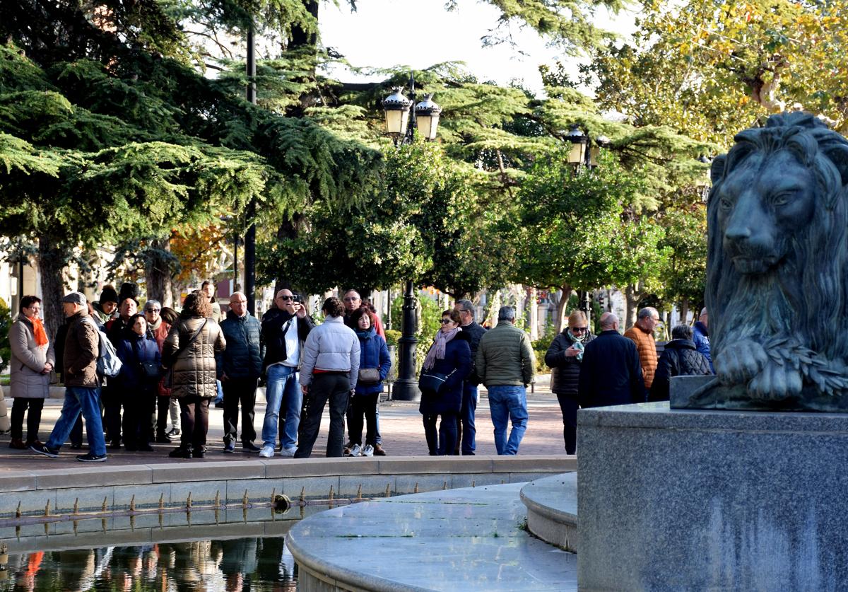 Visitantes se fotografían junto a la estatua del Espartero, en el Espolón logroñés, en una imagen del sábado.