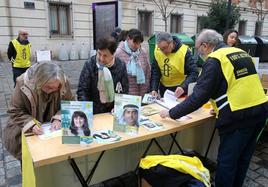 Recogida de firmas en la mesa instalada este domingo por Amnistía Internacional en el centro de Logroño.