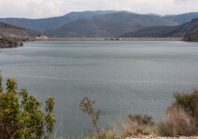 El embalse el 15 de mayo de este año, el día que inició su vaciado.