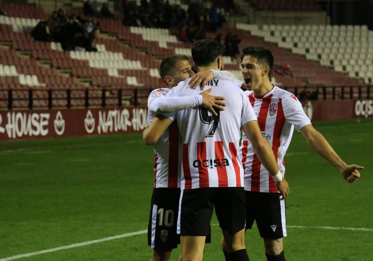 Arias y Seguin celebran uno de los goles de Jony