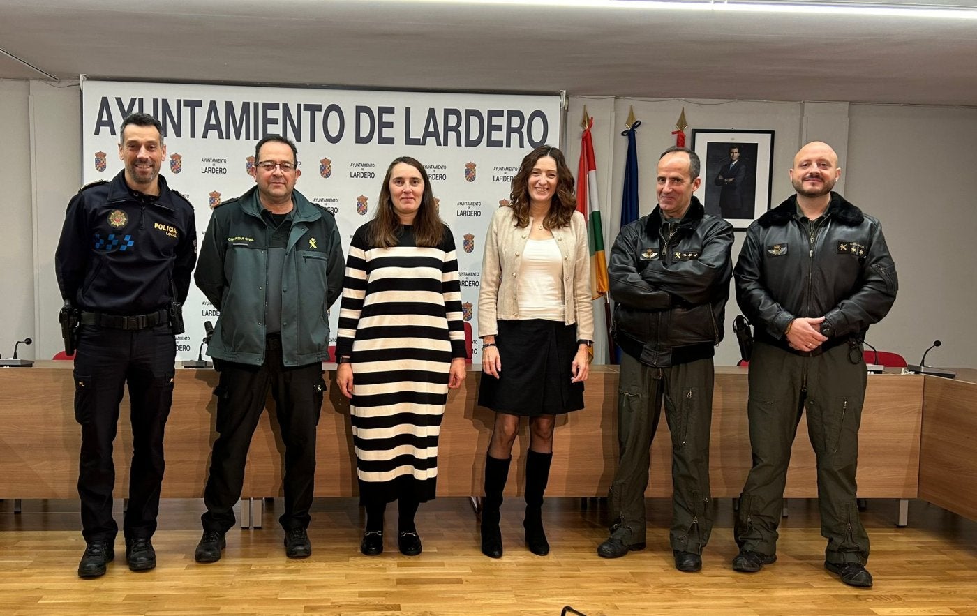 Agentes y miembros del Consistorio, tras el acuerdo.