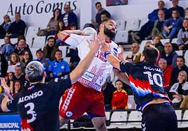 Thiago Ponciano se eleva para lanzar ante la marca de Gustavo Alonso y Lukas Böhm.