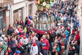 La procesión cívico-religiosa de La Rueda se ha convertido, gracias al apoyo de la juventud, en la más multitudinaria de las fiestas.