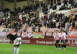 Los jugadores de la UD Logroñés celebran un gol con sus aficionados detrás.