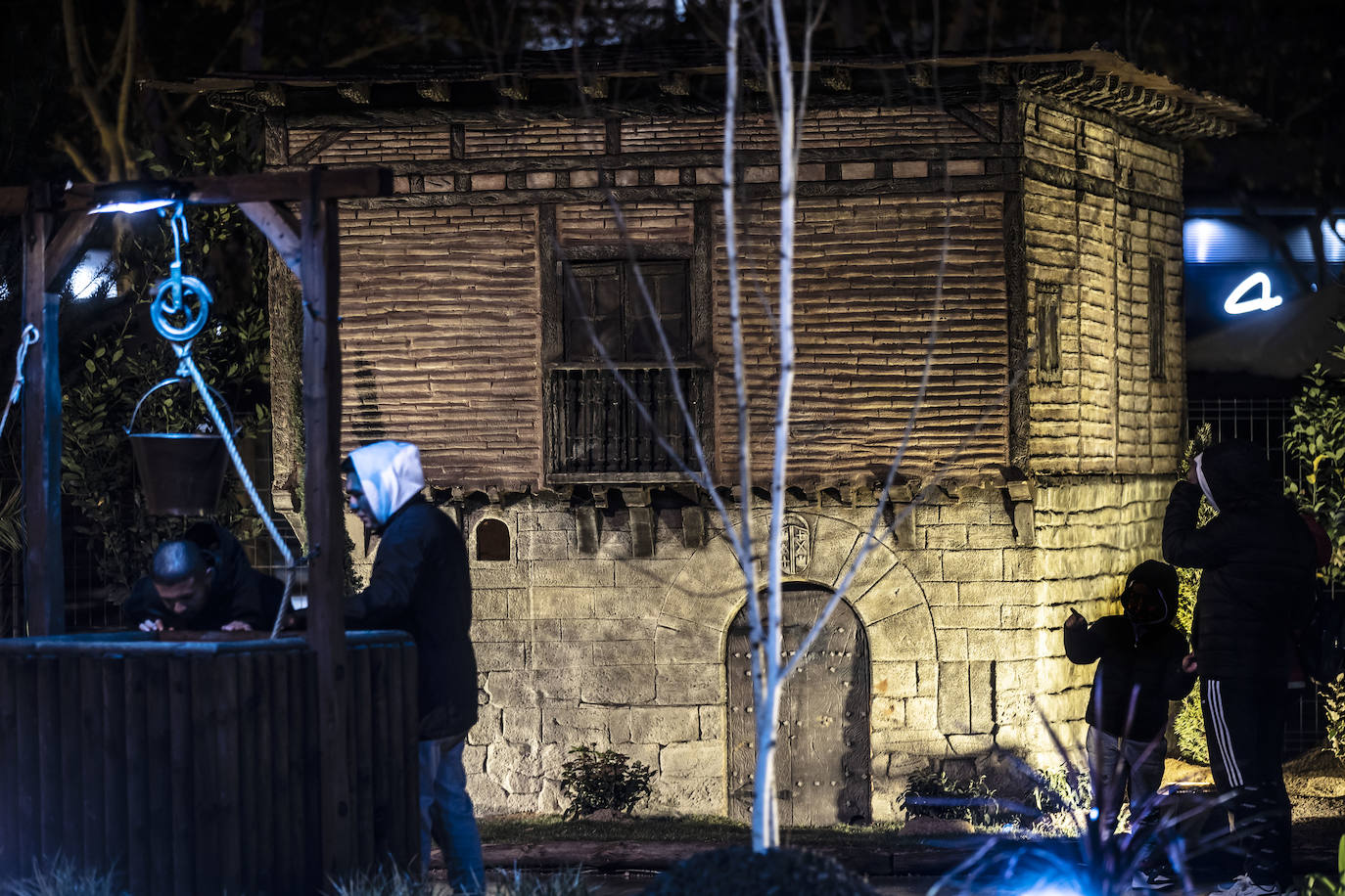 El Belén de Logroño brilla en la noche