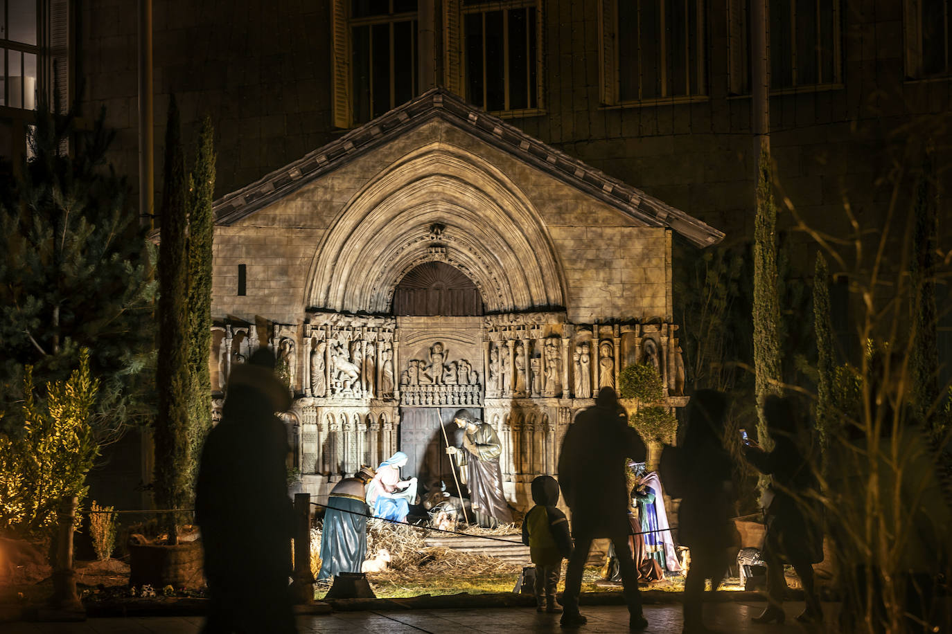El Belén de Logroño brilla en la noche