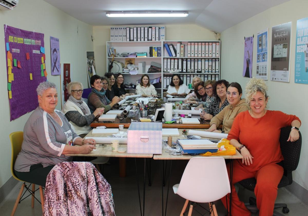 Las participantes comienzan el taller de adornos navideños.