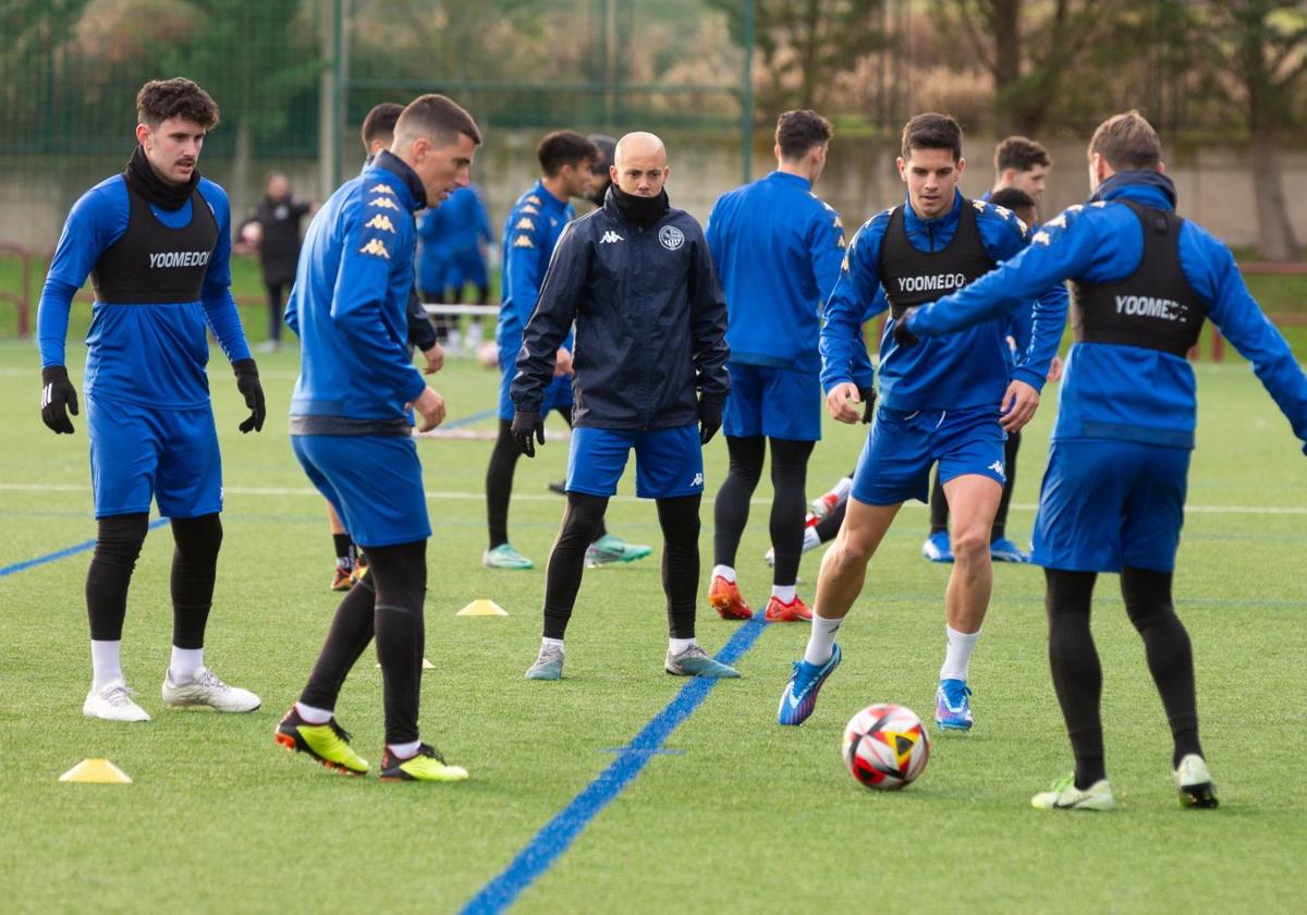 Varios jugadores de la SD Logroñés, durante el entrenamiento del pasado viernes en Pradoviejo.