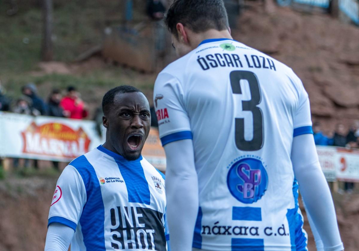 Felicidad. Aitor Lorá y Óscar Loza, los goleadores, celebran uno de los tantos.