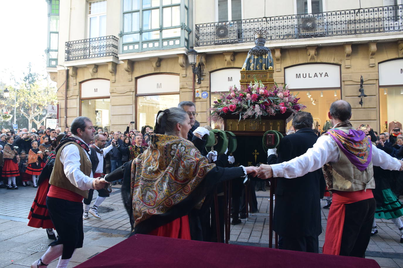 Ofrenda de flores a la Virgen de la Esperanza