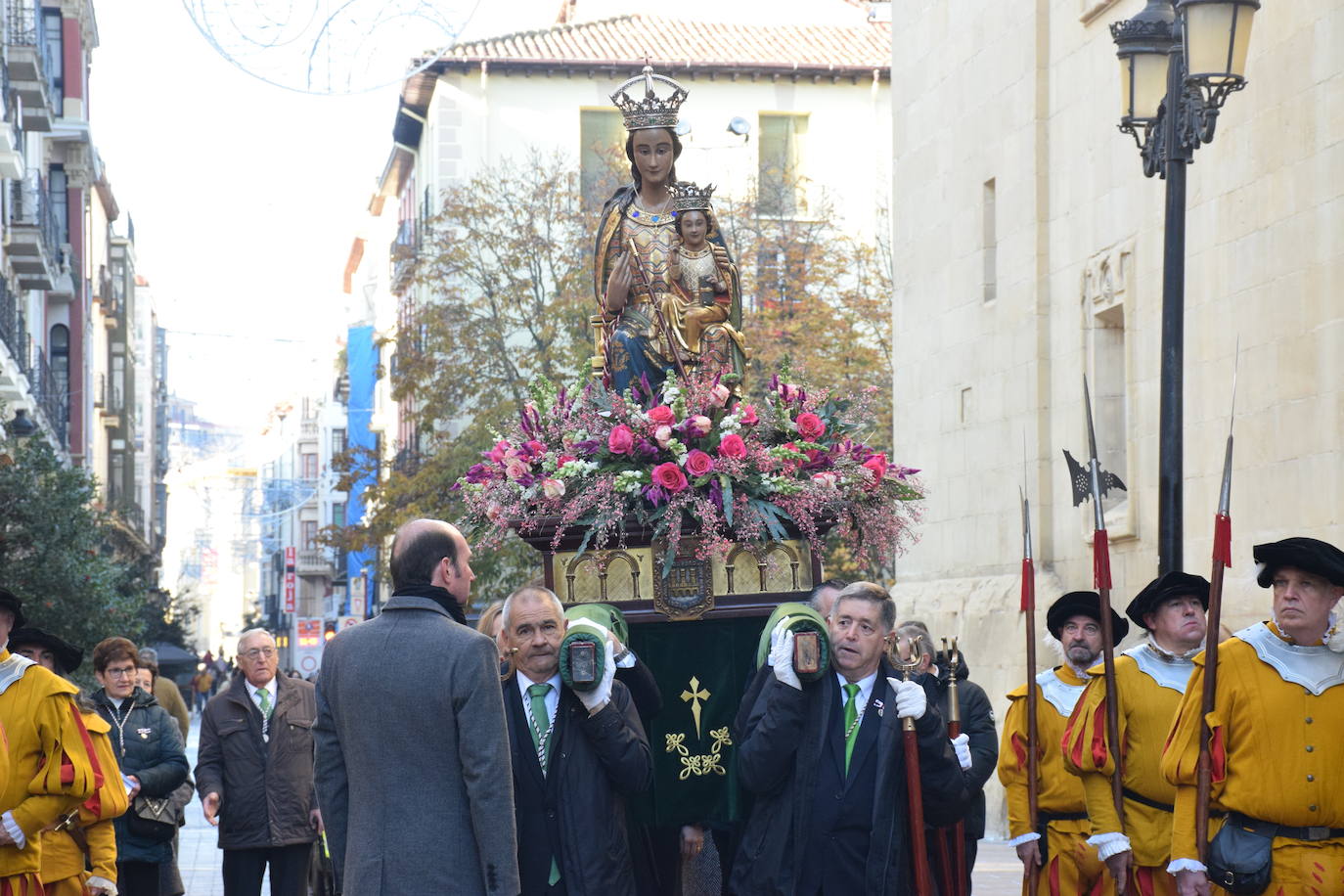 Ofrenda de flores a la Virgen de la Esperanza