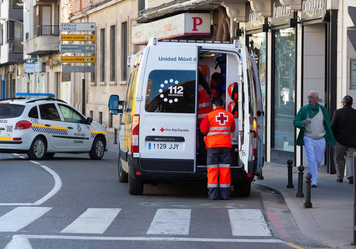 Una ambulancia presta un servicio en Calahorra.