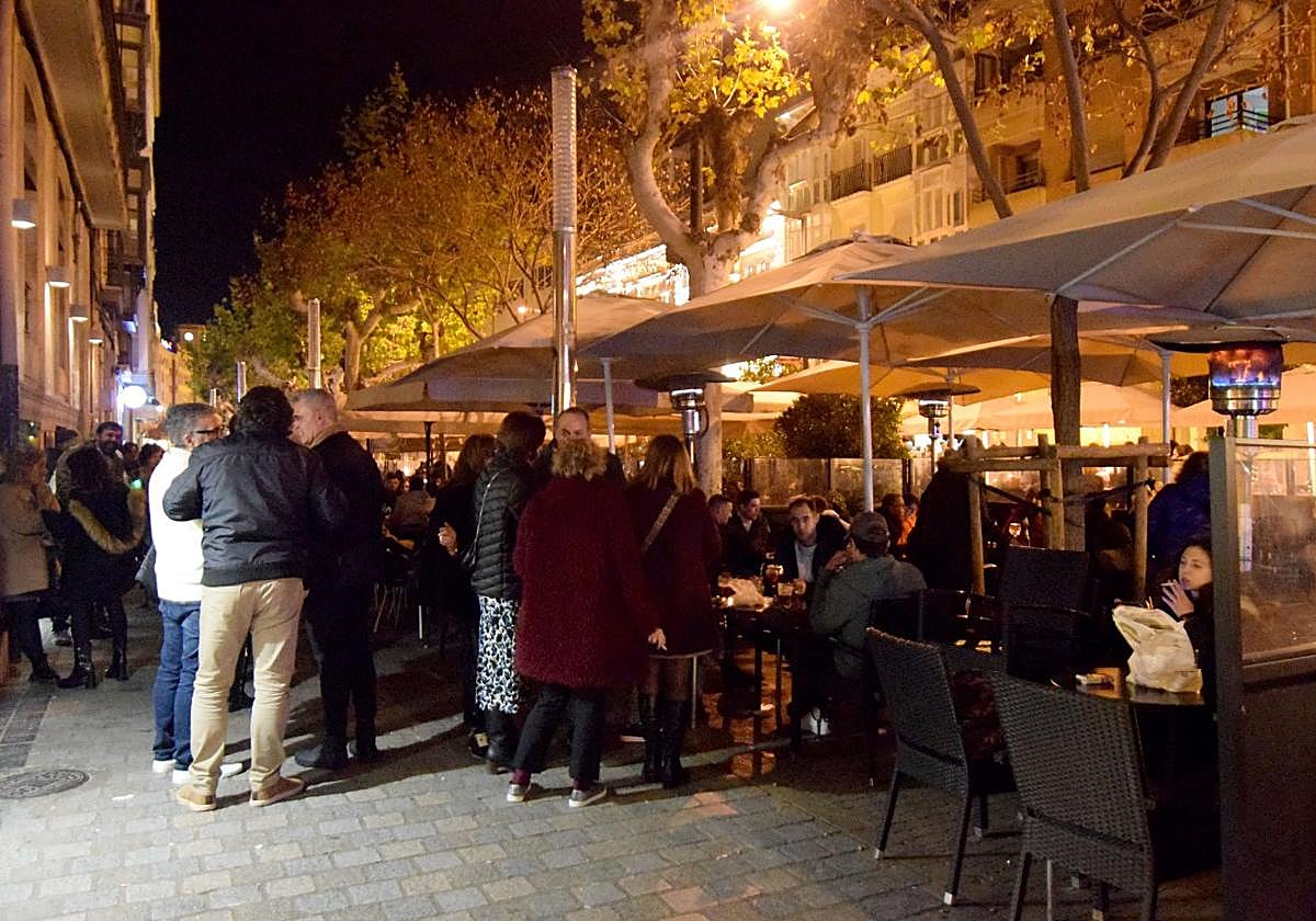 Grupos en la puerta de los establecimientos, el sábado, por la calle Bretón de los Herreros.