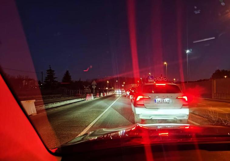 Fila de coches, esta mañana, hacia Puente Madre.