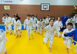 Los niños disfrutan de la práctica del judo en el CEIP Navarete El Mudo como iguales.