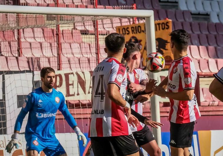 Varios jugadores de la SD Logroñés observan el esférico, el pasado domingo.