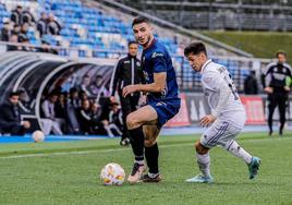 Ferni inicia un ataque con la camiseta del Algeciras.