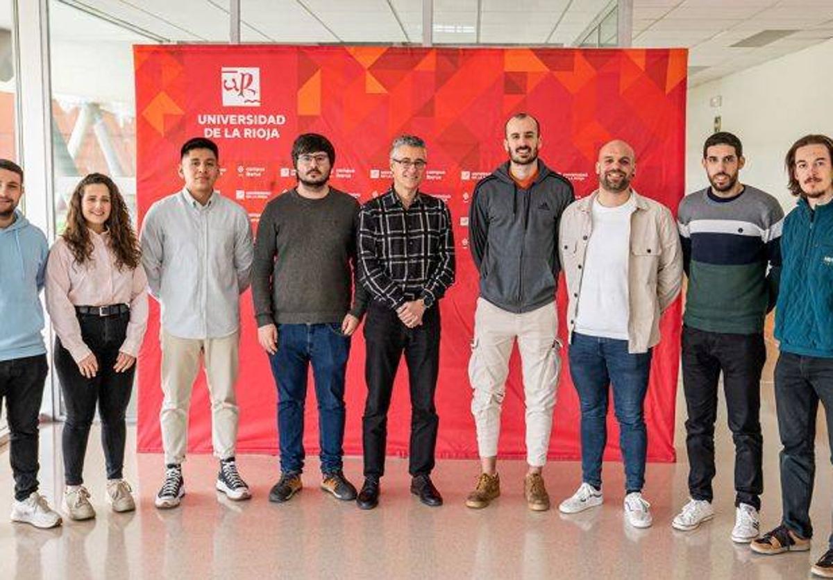 Ignacio Funes y Diego Sampedro, cuarto y quinto por la izquierda, junto al resto del Grupo de Fotoquímica Orgánica.