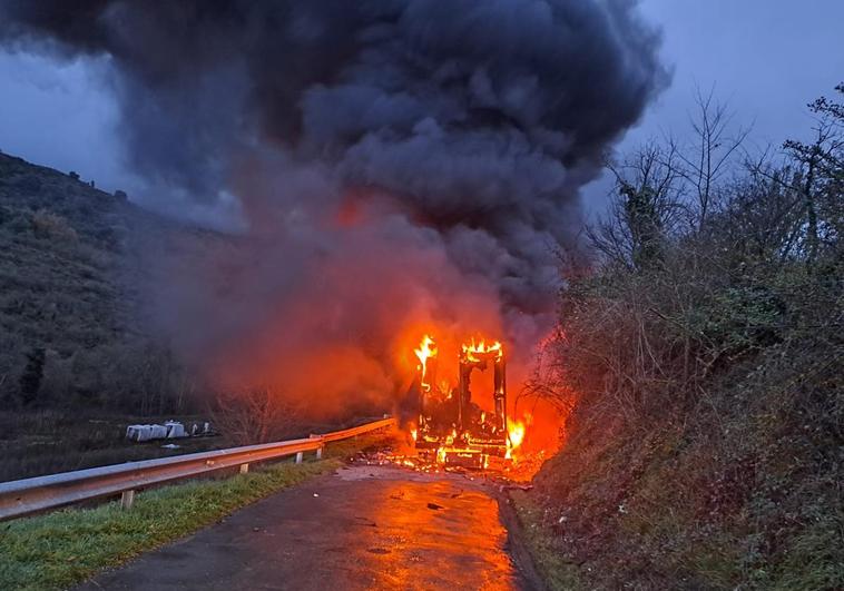 Un camión provoca destrozos a su paso por San Millán antes de arder en Lugar del Río