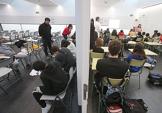 El salón de actos del SIES, dividido en dos para aulas.