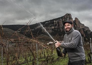 Raúl Tamayo, en un viñedo de Nivarius (en Nalda), con el espumoso recién salido al mercado.