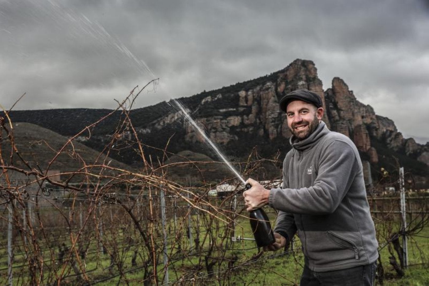 Raúl Tamayo, en un viñedo de Nivarius (en Nalda), con el espumoso recién salido al mercado.