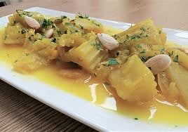 Plato de cardo con almendras y azafrán.