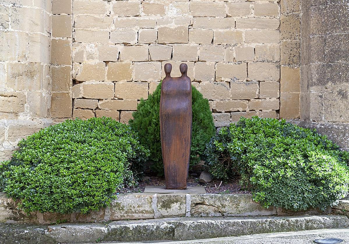 'Gembres', obra de Félix Reyes instalada junto a la iglesia de la Asunción de Sajazarra.