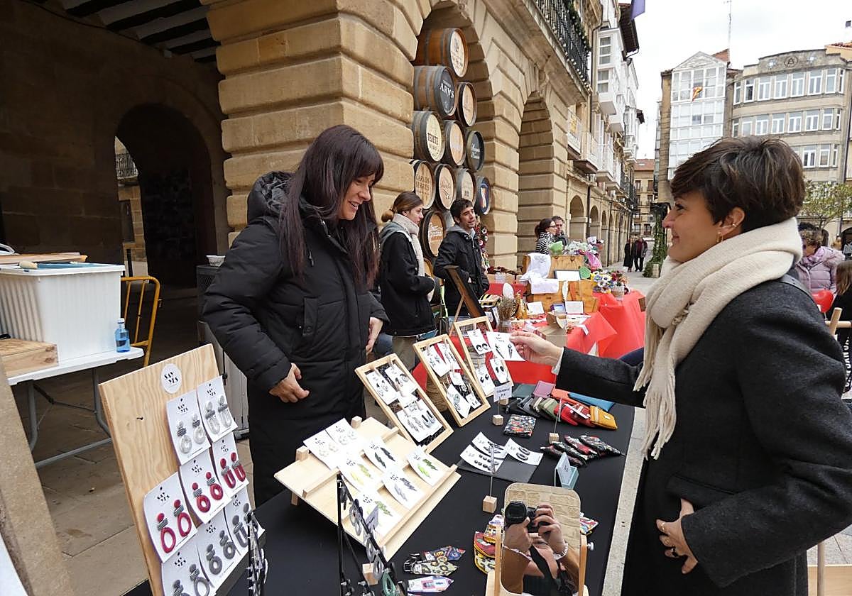 El puesto de la artesana de Briñas 'Say Yes' ofrecía accesorios y bonitos bolsos.