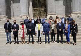 Parlamentarios riojanos, con la entonces presidenta Andreu, en mayo de 2021, durante la presentación en el Congreso de la reforma del Estatuto de Autonomía.