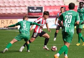 Dani Garrido se escapa de un adversario en el encuentro que enfrentó a la SDL con el Cornellá.