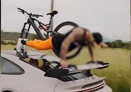 Dos jóvenes imputados por hacer gimnasia encima de vehículos en marcha