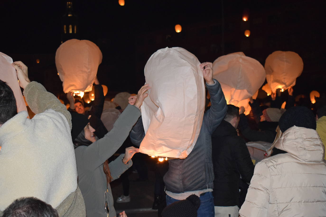 Suelta de farolillos en Fuenmayor