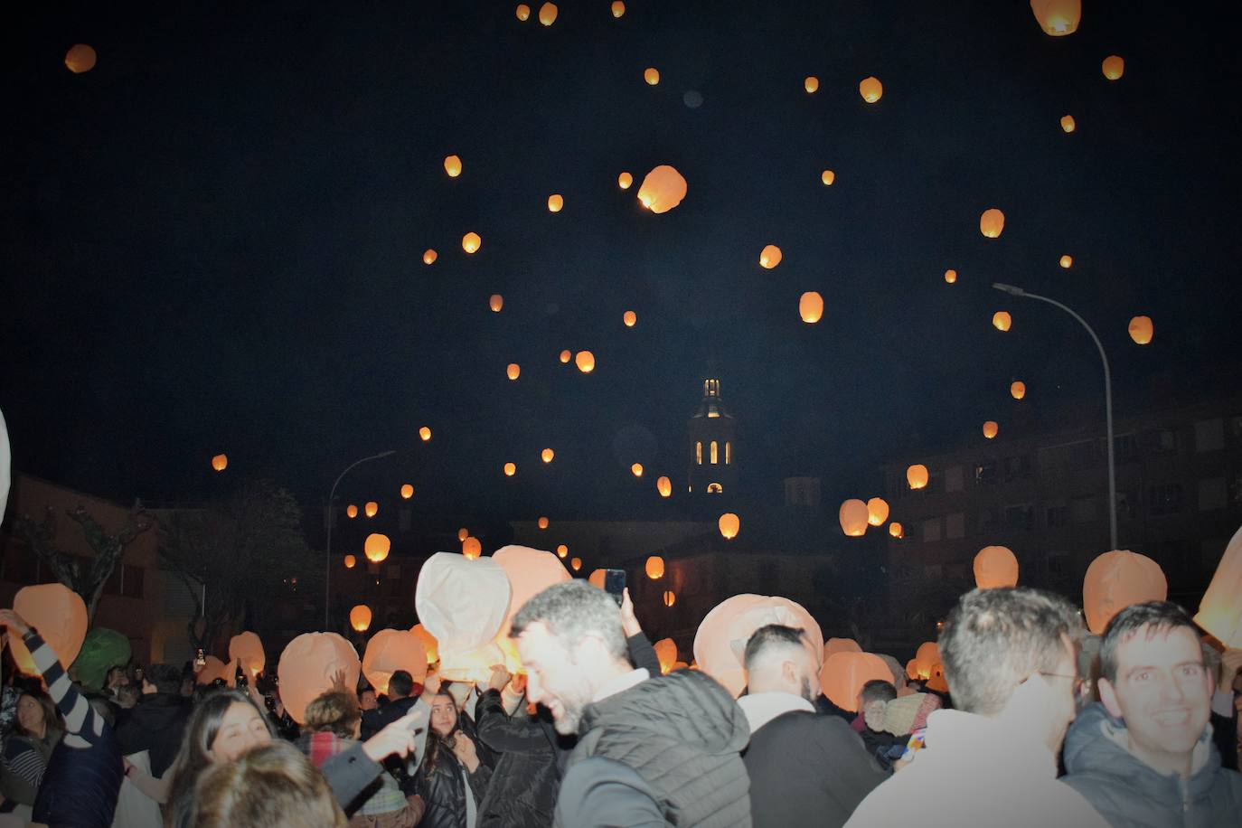 Suelta de farolillos en Fuenmayor