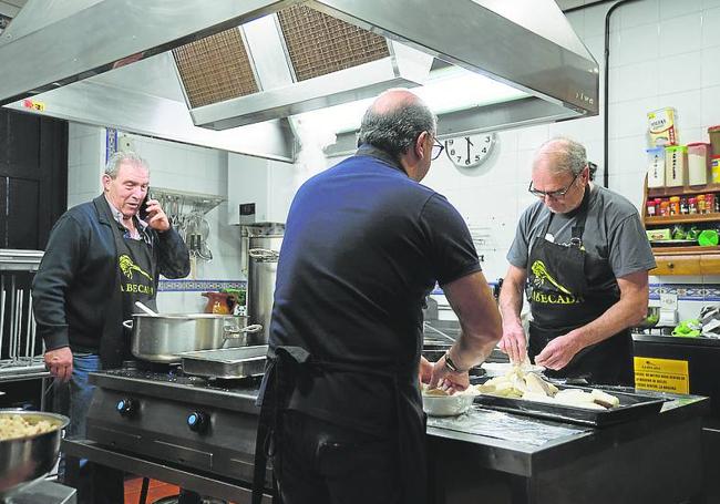 Preparativos en La Becada del menú para la Cocina Económica.