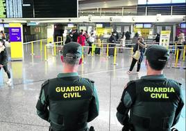 La Guardia Civil irrumpe en Loiu en un avión al coincidir el nombre y apellidos de un pasajero con los de un 'prófugo'