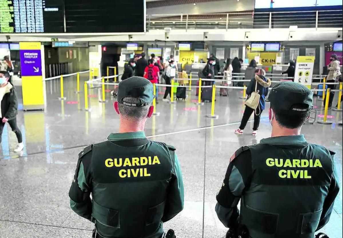 La Guardia Civil irrumpe en Loiu en un avión al coincidir el nombre y apellidos de un pasajero con los de un 'prófugo'