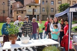 Varios miembros de Amigos de la Historia Najerillense durante el brindis por sus 50 años.