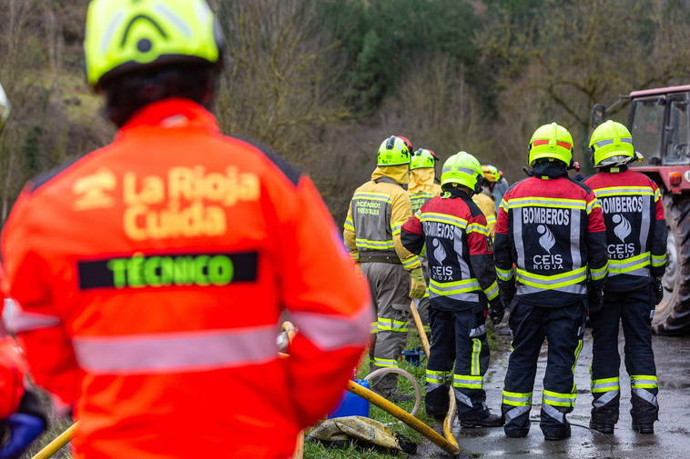 Bomberos del CEIS, junto a otros profesionales sanitarios y de salvamento, en Lugar del Río