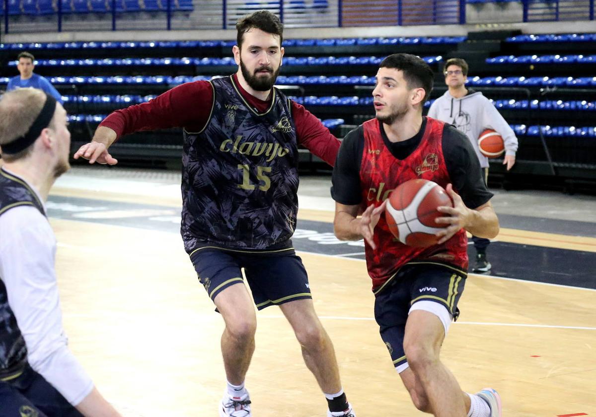 Bafutto defiende a Moreno en un entrenamiento.