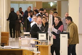 Filas de vecinos esperando atención en el ruedo de la casa consistorial, a finales de octubre.