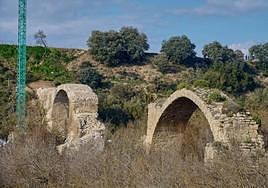 Vista desde la zona alavesa de los ojos del puente Mantible. El de la izquierda es el recién restaurado que corresponde a zona riojana. . sadé visual