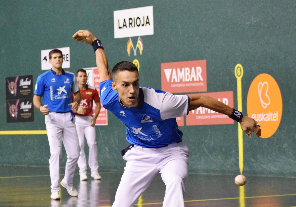 Zabala espera la llegada de la pelota para golpear