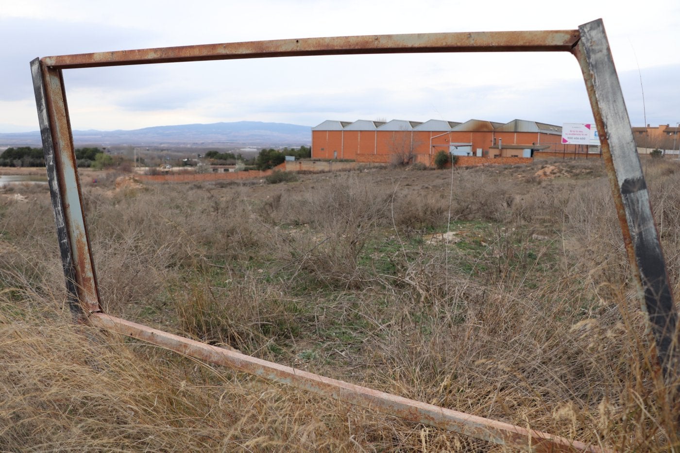 La parcela elegida se ubica entre la travesía de avenida de Zaragoza y los pantanos de La Molineta. 