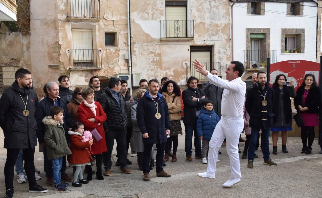 Ángel Fraile baila 'los brindis' para felicitar el nuevo año en Grávalos