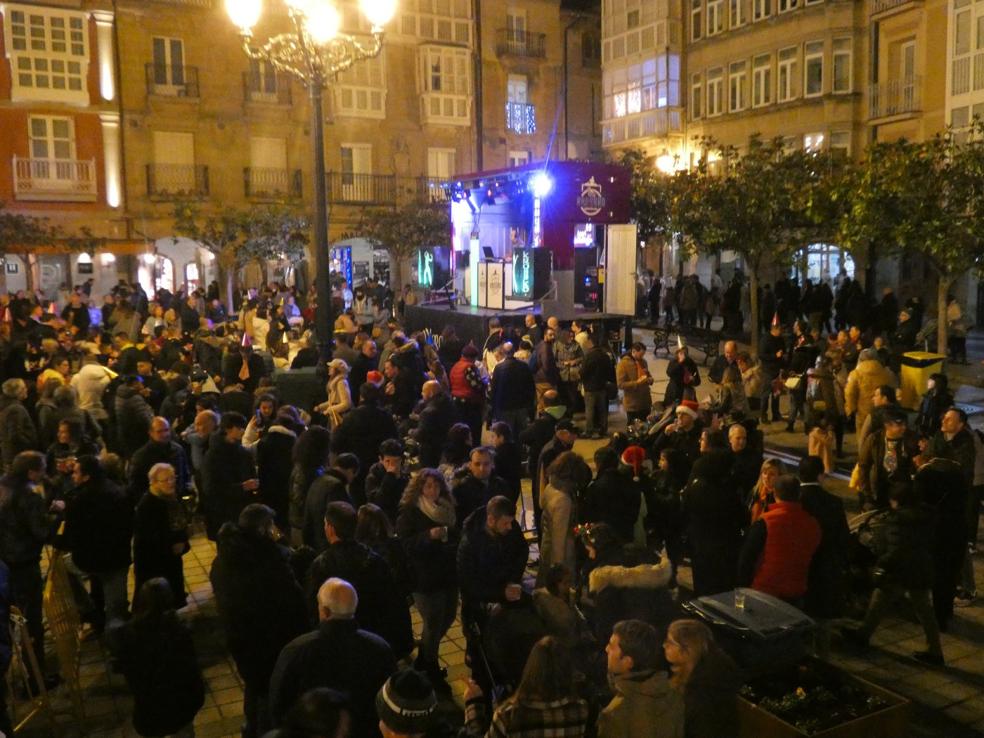 Centenares de personas llenaron la plaza en torno al camión de espectáculos Krossko. 