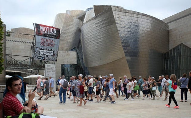 Fachade del museo Guggenheim de Bilbao.