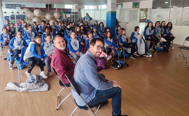 El presidente de Logroño Deporte, Rubén Antoñanzas, y el gerente de la entidad, Víctor Grandes, ante los jóvenes miembros del Consejo de Infancia y Adolescencia. 